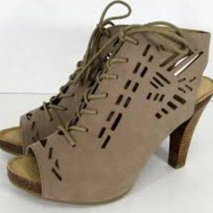 Adam Tucker Gemma Cutout Detail Pump Sandal